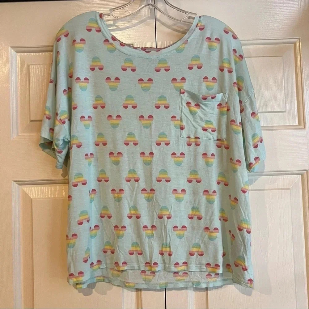 Disney Mickey Mouse Pajama Set Short sleeve top and shorts size Medium